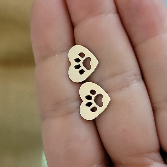 Pawprint Heart Stud Earrings, unisex - Picture 4 of 6